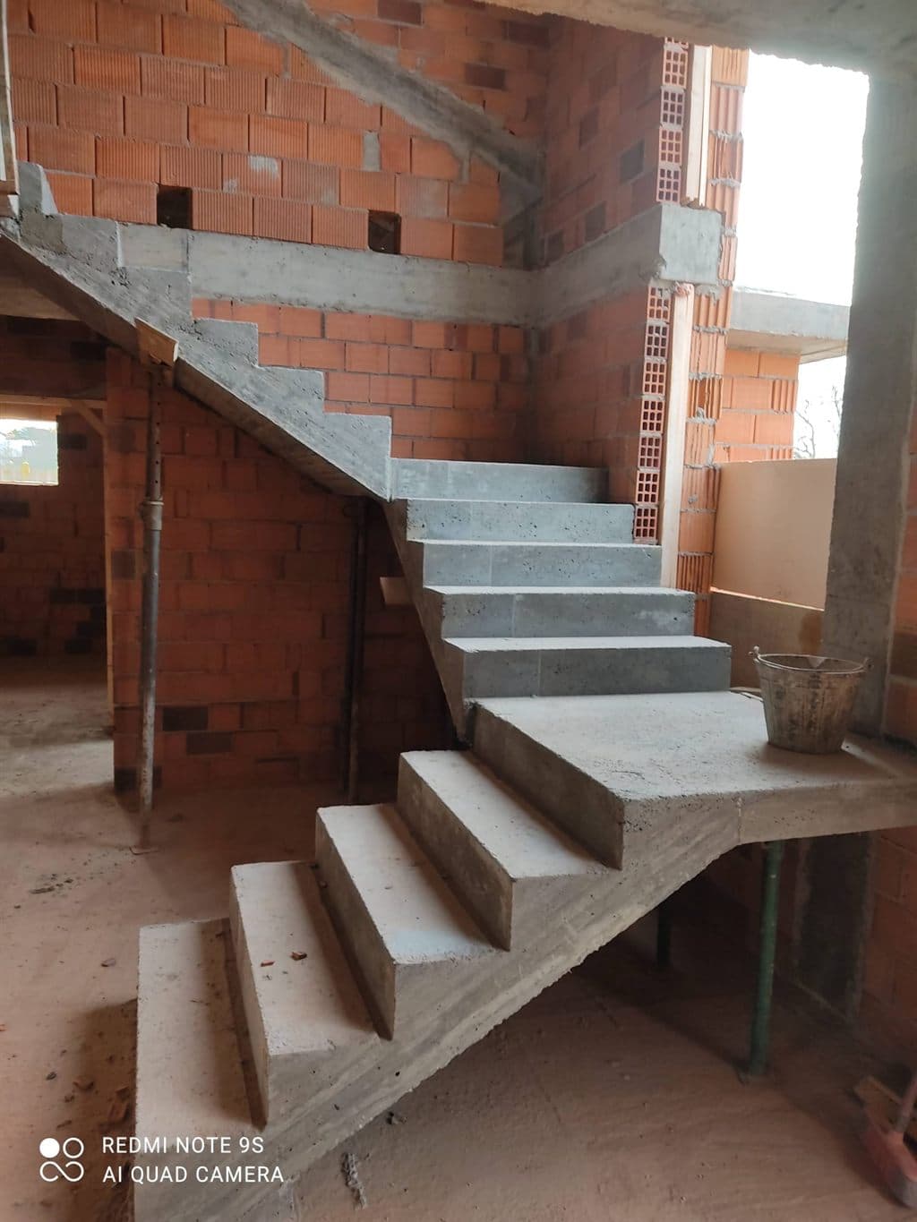 Escalera interior de hormigón construida por Obras Consalba en Moeche